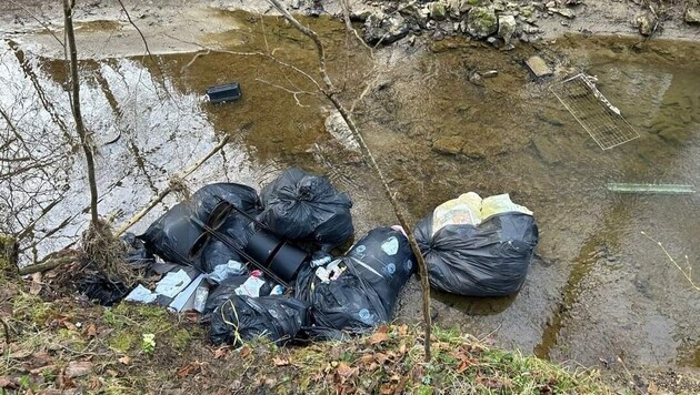 Full bags of garbage end up carelessly in the stream. (Bild: Gemeinde Fernitz)