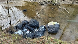 Volle Müllsäcke landen achtlos im Bach. (Bild: Gemeinde Fernitz)