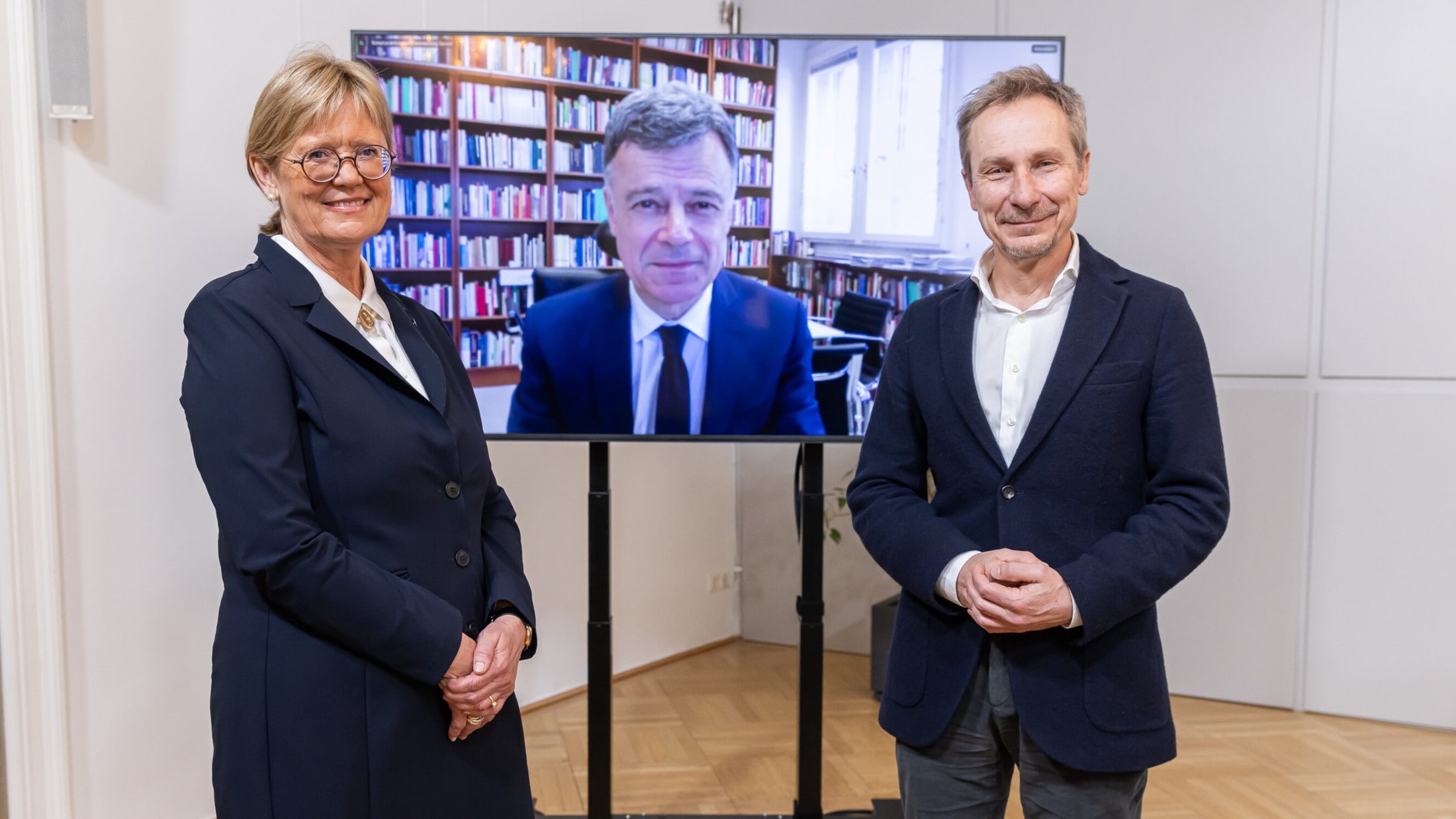 From left: Congress President Univ.-Prof.in Dr. Regina Roller-Wirnsberger (Graz), Prof. Dr. Giovanni Maio, M.A. (Freiburg) via video, Univ.-Prof. Dr. Bernhard Iglseder (Salzburg), President of the Austrian Society for Geriatrics and Gerontology (Bild: APA-Fotoservice/Juhasz)