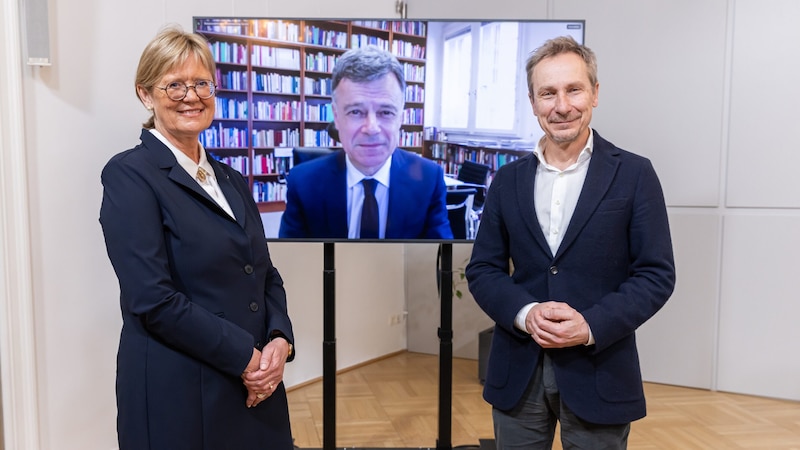 V. l.: Kongresspräsidentin Univ.-Prof.in Dr.in Regina Roller-Wirnsberger (Graz), Prof. Dr. Giovanni Maio, M.A. (Freiburg) per Video,  Univ.-Prof. Dr. Bernhard Iglseder (Salzburg), Präsident der Österreichischen Gesellschaft für Geriatrie und Gerontologie (Bild: APA-Fotoservice/Juhasz)