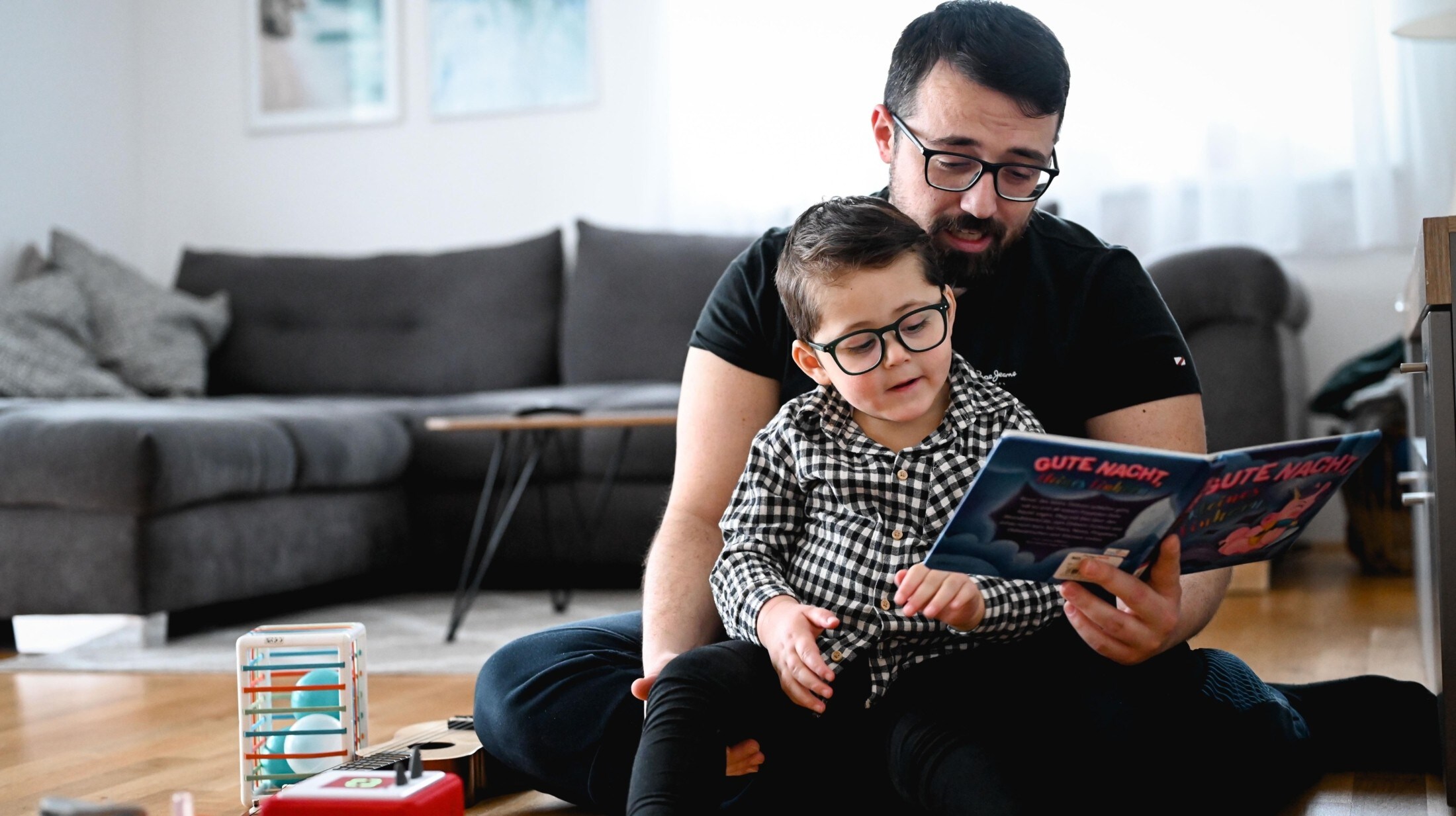 Jan (3) enjoys it when his dad reads books to him - he snuggles up to him and seems focused and happy. (Bild: Wenzel Markus)