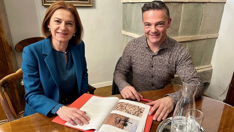 Landesrätin Simone Schmiedtbauer und Direktor Wolfgang Fank im Gespräch anlässlich des Weltwassertags (Bild: Maximilian Gutjahr)