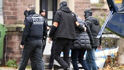 Im Dezember 2022 führten die deutschen Behörden eine großangelegte Razzia gegen Reichsbürger durch. (Bild: APA/dpa/Uli Deck)