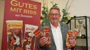 Josef Kletzl mit seiner Erfindung, dem Snack namens „Kletzerl“. (Bild: Daniel Scharinger)