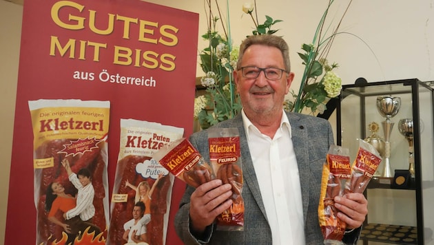 Josef Kletzl mit seiner Erfindung, dem Snack namens „Kletzerl“. (Bild: Daniel Scharinger)