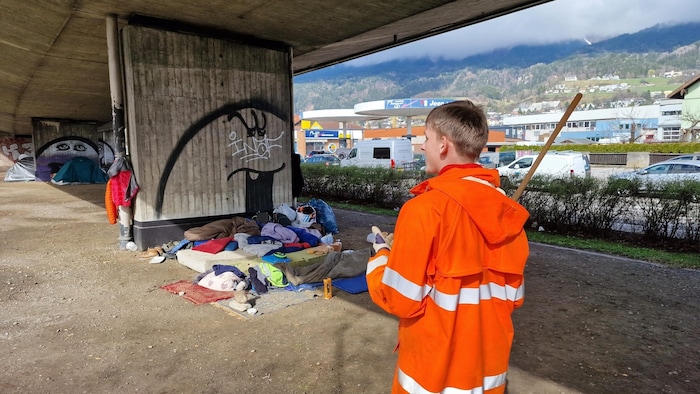 Ein städtischer Müllentsorger hat das Lager an der Haller Straße im Blick.