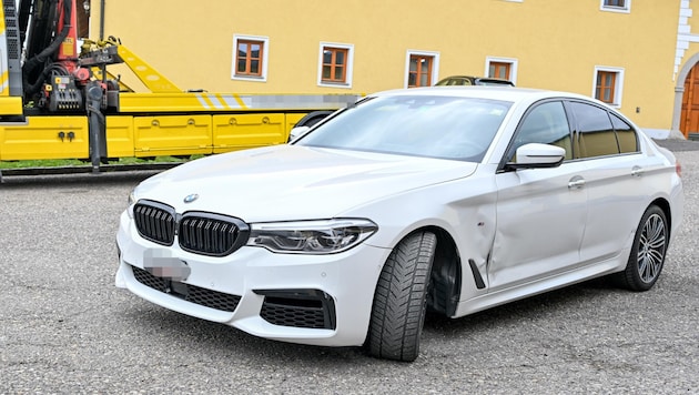 Dieser BMW 530i ist vorerst beschlagnahmt und steht auf einem Abschleppplatz – wie es weitergeht, entscheidet die Behörde. (Bild: Dostal Harald, Krone KREATIV)