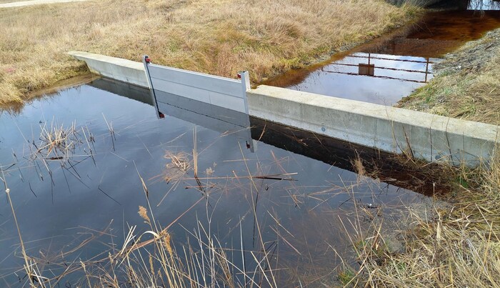 Stauwerk mit geschlossenem Dammbalkensystem