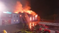 Eine Tischlerei in Taufkirchen wurde völlig zerstört.  (Bild: FF Taufkirchen an der Trattnach)