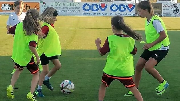 In Ebelsberg trainieren kleine Fußballerinnen auf freiwilliger Basis nicht mehr nur mit dem Ball.   (Bild: ZVg)