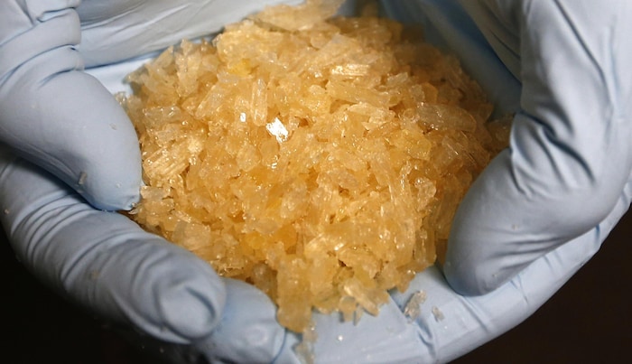 „Crystal“ oder Crystal Meth sind der Szenename für Methamphetamin – eine hochwirksame und ...