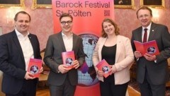 Bereit für das Festival: Kulturamtsleiter Alfred Kellner, Intendant Alois Mühlbacher, Sabine Aichinger-Holzapfel von der städtischen Kulturabteilung und Bürgermeister Matthias Stadler (Bild: Josef Vorlaufer)
