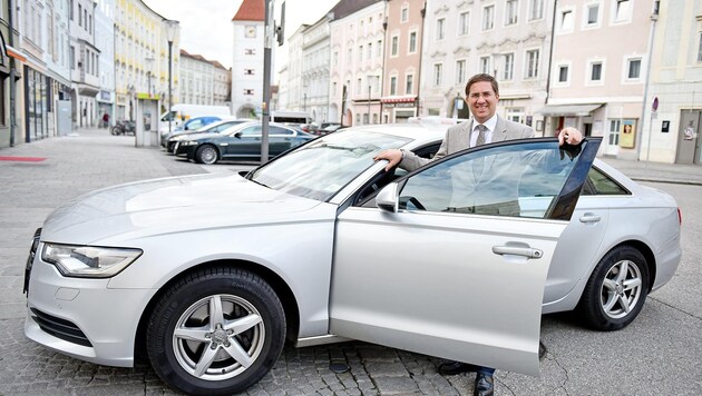 Seit 2015 ist Stadtchef Andreas Rabl ohne Chauffeur unterwegs. Dass er mittlerweiel ein E-Auto privat nutzt, sorgt für Kritik (Bild: Markus Wenzel)