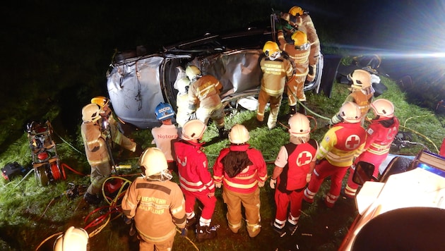 Tucatnyi tűzoltó szolgálatban a 2022. augusztus 6-i halálos közúti balesetnél. (Bild: FF Saalfelden)