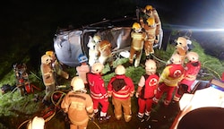 Dutzende Feuerwehrler im Einsatz bei dem tödlichen Verkehrsunfall vom 6. August 2022. (Bild: FF Saalfelden)