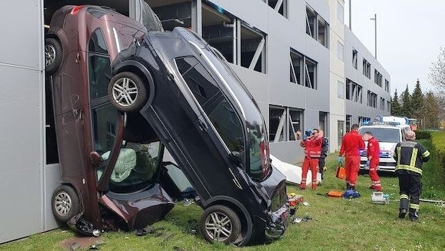 Two vehicles crashed out of the hospital's parking deck. (Bild: Freiwillige Feuerwehr Baden-Leesdorf)