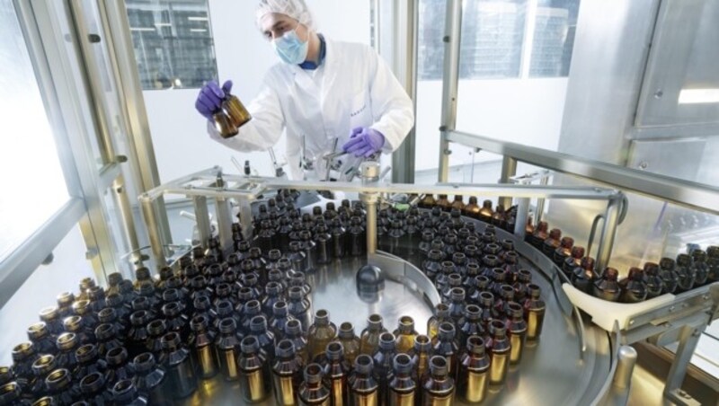 Die Abfüllung und Verpackung des oralen Penicillins. (Bild: Peter Ginter Fotografie)