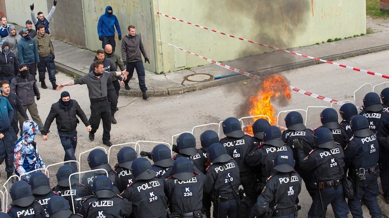 Gewaltbereite und bewaffnete Randalierer marschierten durch die Straßen (Bild: Polizei Kärnten)