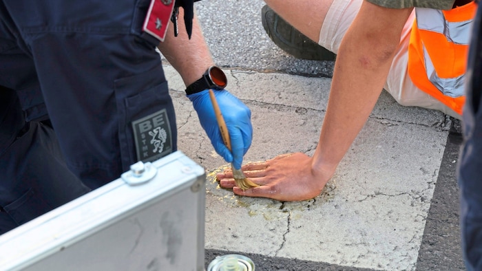 Die gefahrlose und verletzungsfreie „Befreiung“ von festgeklebten Demonstranten gehört zu den ...