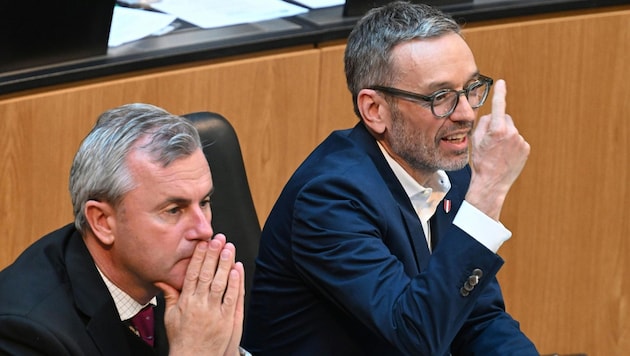 Balról: Norbert Hofer és Herbert Kickl a Nemzeti Tanácsban csütörtökön. (Bild: APA/Helmut Fohringer)