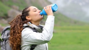 Trotz niedriger Temperaturen trinken. (Bild: stock.adobe.com – PheelingsMedia )