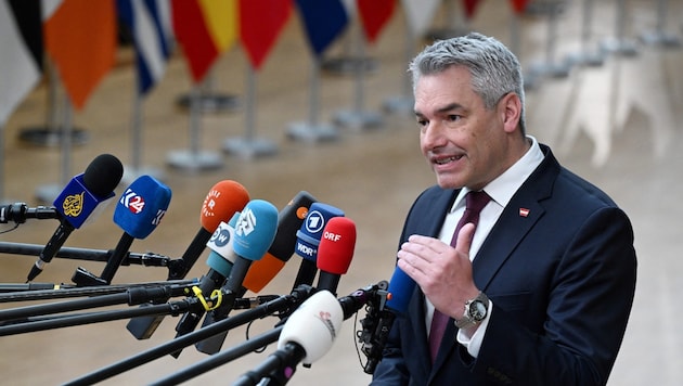 Şansölye Karl Nehammer (ÖVP) Perşembe günü Brüksel'deki AB zirvesinde (Bild: AFP)