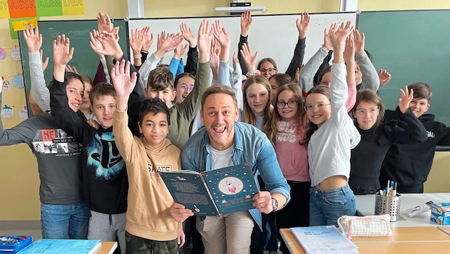 Christian with enthusiastic kids from 1a of the Praxismittelschule of the Pädagogische Hochschule. (Bild: Jana Kruse)