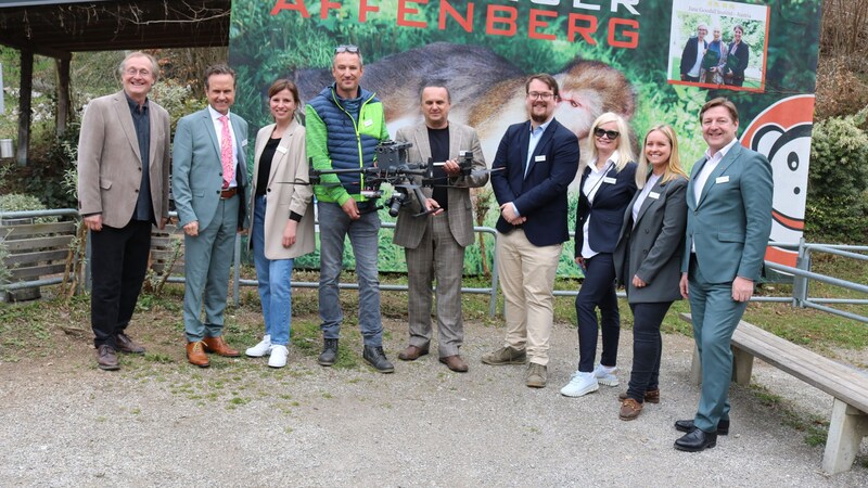 Bernard Wallner (Uni Wien), Peter Granig (Rektor FH Kärnten), Lena Pflüger (wissenschaftliche Leiterin Affenberg), Ulf Scherling, Gernot Paulus, Roy Hammer, Svenja Gaubatz, Lena und Bürgermeister Günther Albel (Stadt Villach). (Bild: Claudia Fischer)