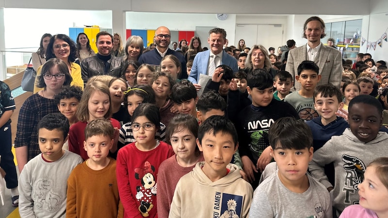 Auch in der MS 12 hat man den Tag des Vorlesens genutzt – die Volksschulkinder lauschten begeistert. (Bild: Jennifer Kapellari)
