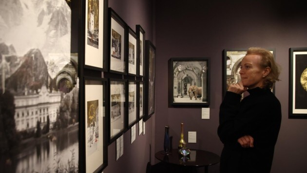 Alexandra Graski-Hoffmann is the fair organizer and stands in front of the works of the young artist Nikolaus Fröhlich, who takes black and white photos of Salzburg, backs them with gold leaf, adds different layers and places wild animals in the middle of the picture. (Bild: Tröster Andreas)