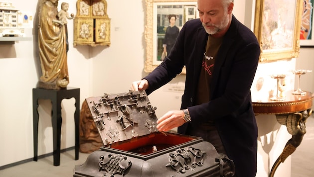 Markus Strasser shows the baroque iron cash box from 1735, which is secured with a double locking system. (Bild: Tröster Andreas)