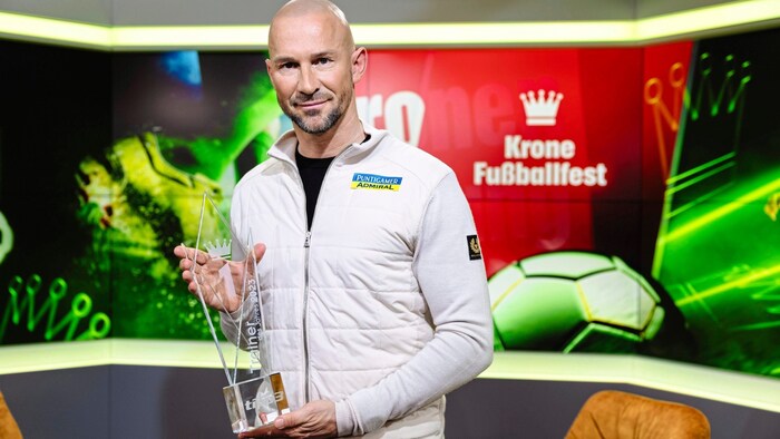 Christian Ilzer mit der Siegertrophäe