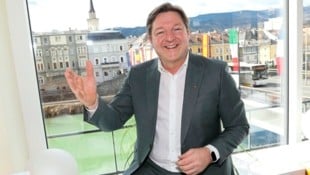 Bürgermeister Günther Albel vor der Skyline „seiner Stadt“ (Bild: Uta Rojsek-Wiedergut)