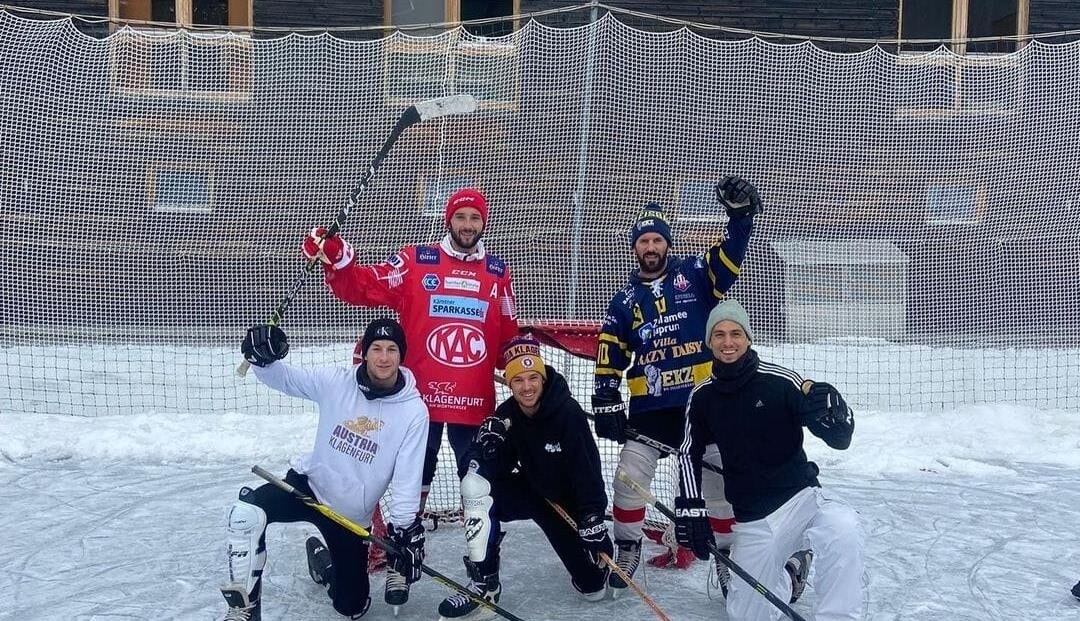 Austria Klagenfurt's Simon Straudi (center) also impresses on the ice. (Bild: zvg)
