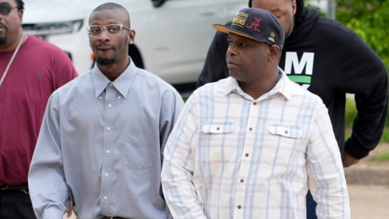 Michael Corey Jenkins (links) und Eddie Terrell Parker wurden von ehemaligen Polizeibeamten misshandelt. (Bild: The Associated Press)