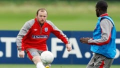 Wayne Rooney (l.) spielte Carlton Cole (r.) einen fiesen Streich. (Bild: AFP, Photoshop)