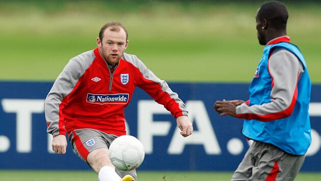 Wayne Rooney (l.) spielte Carlton Cole (r.) einen fiesen Streich. (Bild: AFP, Photoshop)