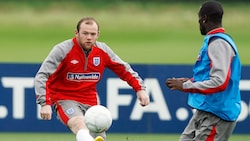 Wayne Rooney (l.) spielte Carlton Cole (r.) einen fiesen Streich. (Bild: AFP, Photoshop)