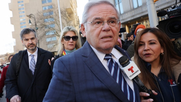Gegen Bob Menendez und seine Frau (Hintergrund mit Sonnenbrille) wurde Anklage erhoben. (Bild: Getty Images)