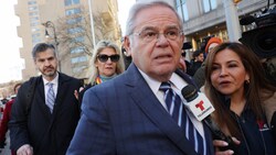 Gegen Bob Menendez und seine Frau (Hintergrund mit Sonnenbrille) wurde Anklage erhoben. (Bild: Getty Images)