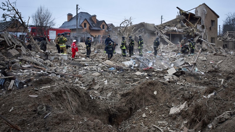 Auswirkungen des massiven russischen Angriffes auf die Energieinfrastruktur der Ukraine in der Nacht auf Freitag (Bild: AP)