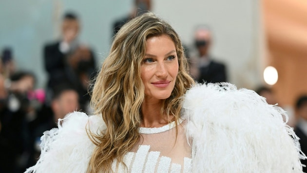 Gisele Bündchen wows in a new jewelry campaign in skin-tight catsuits. (Bild: APA/AFP/Angela WEISS)