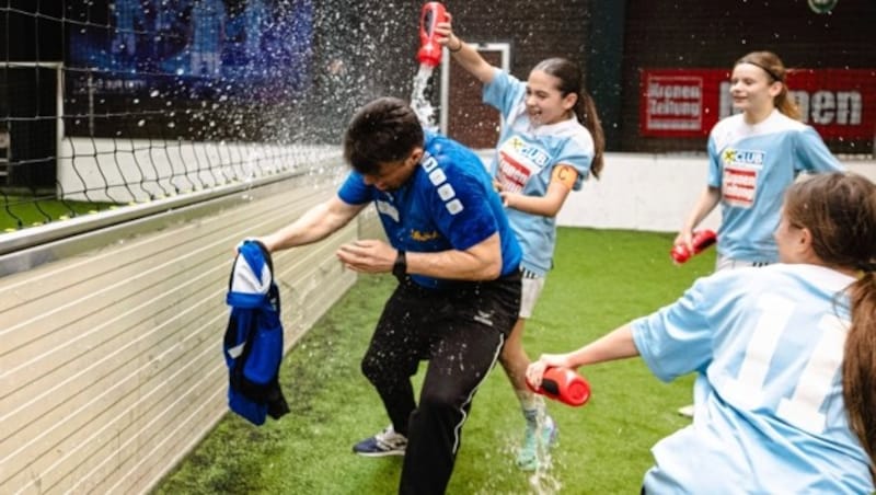 Die Polgar-Girls duschten Trainer Karlheinz Piringer mit Wasser (Bild: Mario Urbantschitsch)