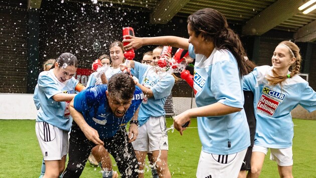 Die Fußball-Mädchen der Polgarstraße duschten nach dem Triumph Trainer Karlheinz Piringer. (Bild: Mario Urbantschitsch)