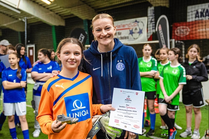 Eulalie Krzywon received the certificate for best goalkeeper of the tournament from Verena ...