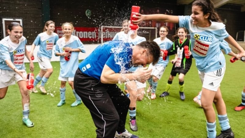 Wasser marsch! (Bild: Mario Urbantschitsch)