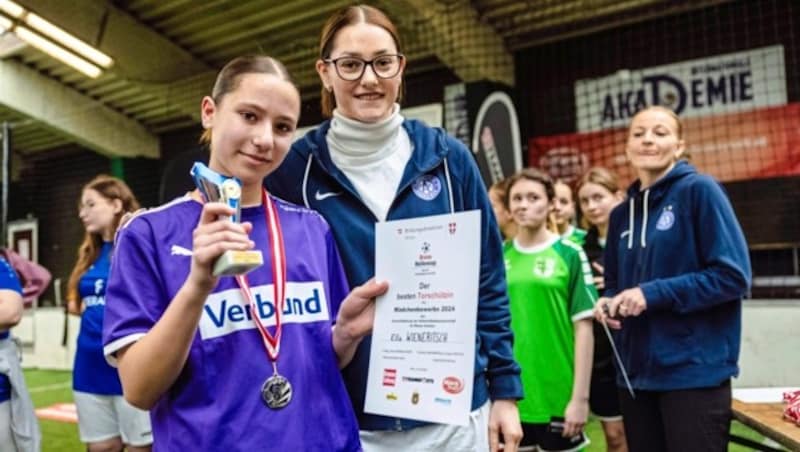 Stefanie Schneeberger von der Austria ehrte Torschützenkönigin Ella Wieneritsch. (Bild: Mario Urbantschitsch)