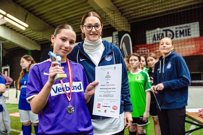Stefanie Schneeberger from Austria honored top scorer Ella Wieneritsch.