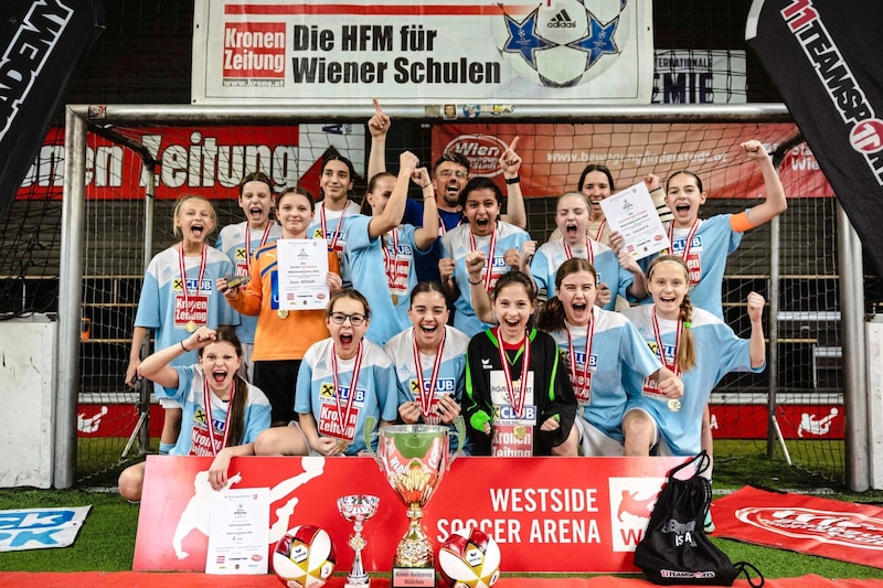 Die Fußball-Mädchen der Polgarstraße feierten jüngst euphorisch den Sieg beim „Krone“-Hallencup. Die Fußball-Klassen der Mädchen bleiben auch in der Polgarstraße. Nur die Fußballklassen der Burschenl laufen aus. (Bild: Mario Urbantschitsch)