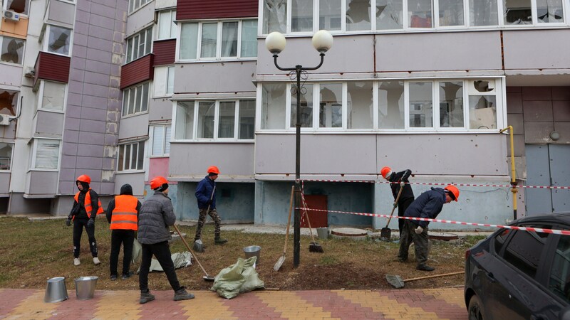 Aufräumarbeiten nach dem ukrainischen Angriff auf die russische Stadt Belgorod (Bild: APA/AFP/STRINGER)